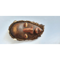 Afrikaans houten masker met schelpen